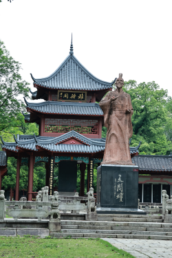 离骚阁与天问台。谢语欣摄