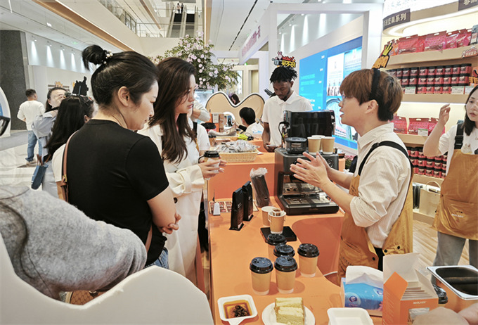 市民与商家交流。人民网记者 刘宾摄