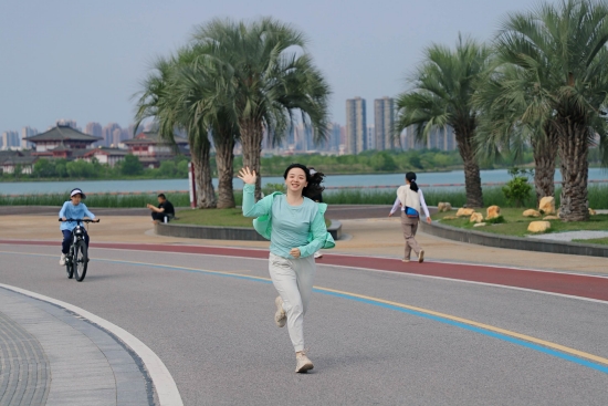 职工进行健步走。受访单位供图