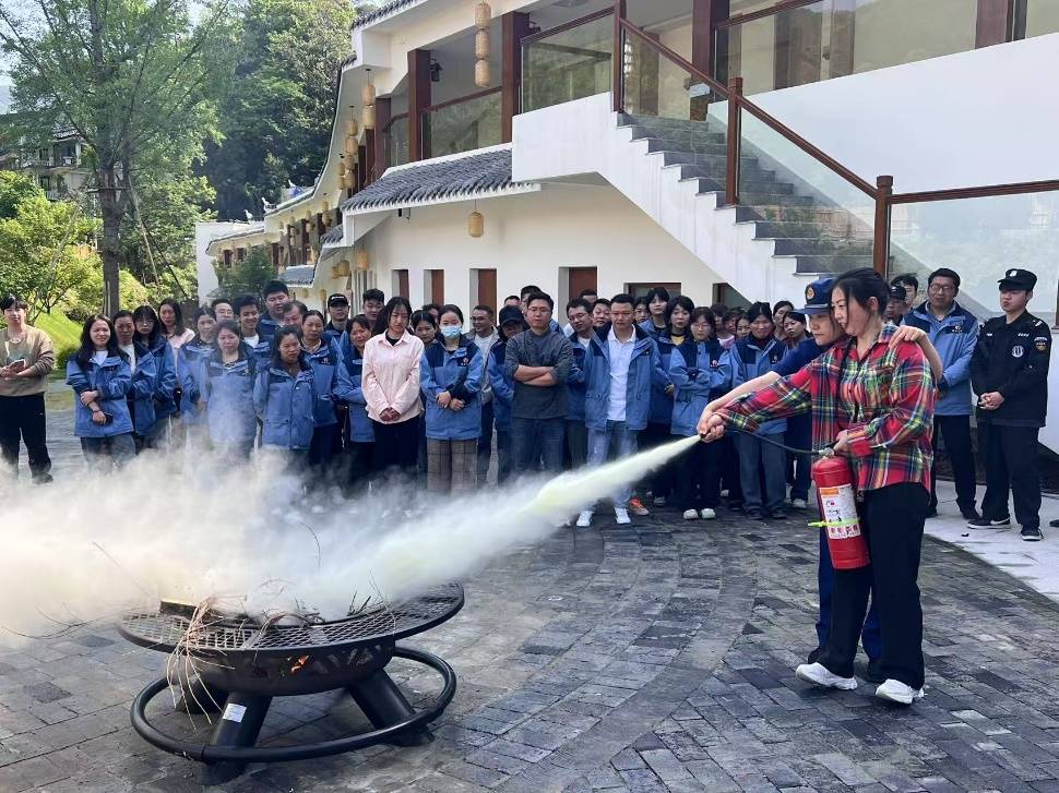 宣传人员指导景区工作人员使用灭火器。受访单位供图