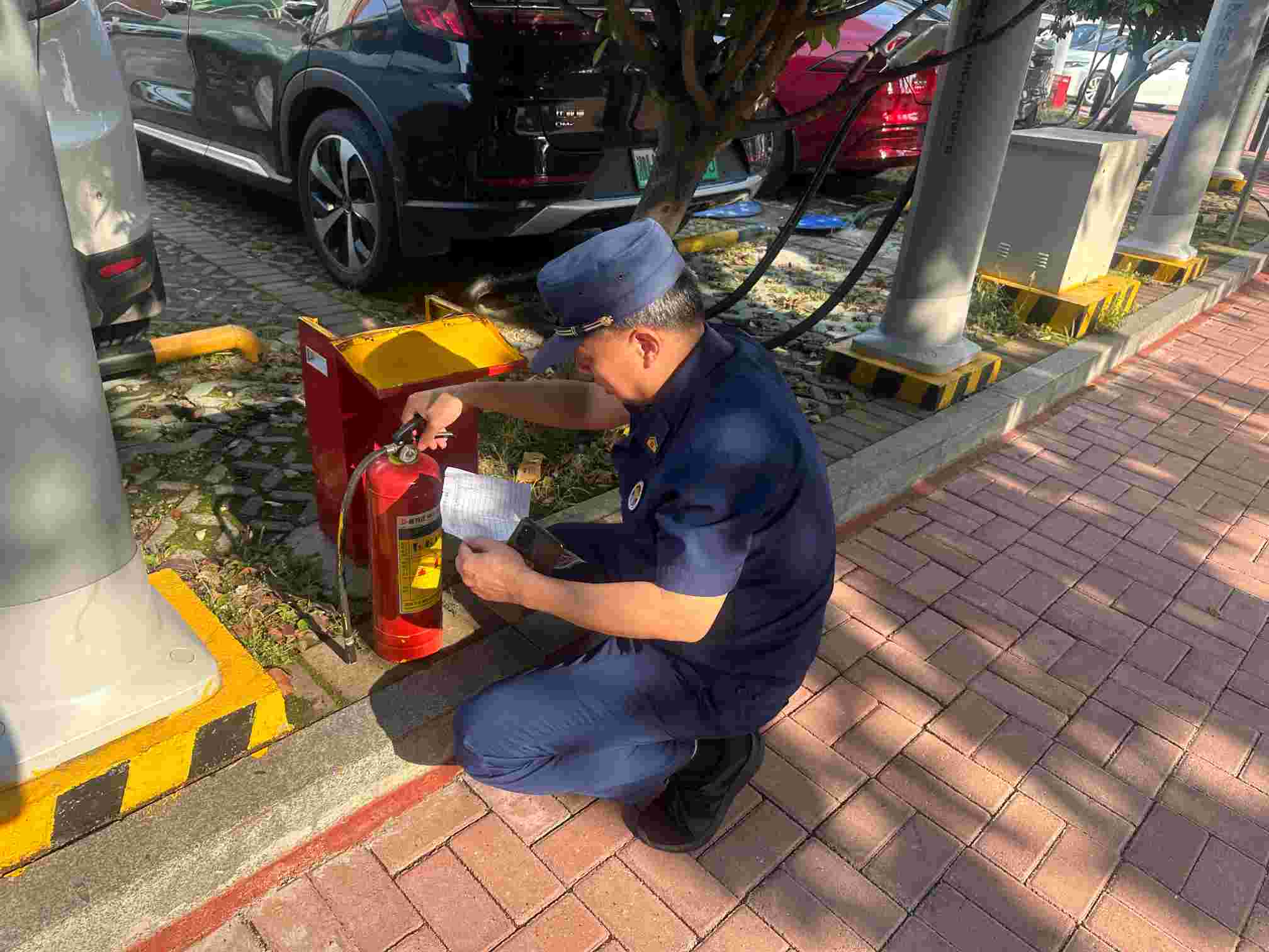 消防宣传员深小区开展电动车集中充电排查整治及宣传。受访单位供图