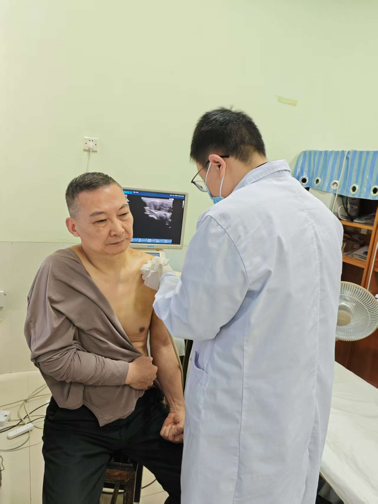 书院路街道社区卫生服务中心第一书记徐云为居民开展肩关节肌骨超声治疗。单位供图
