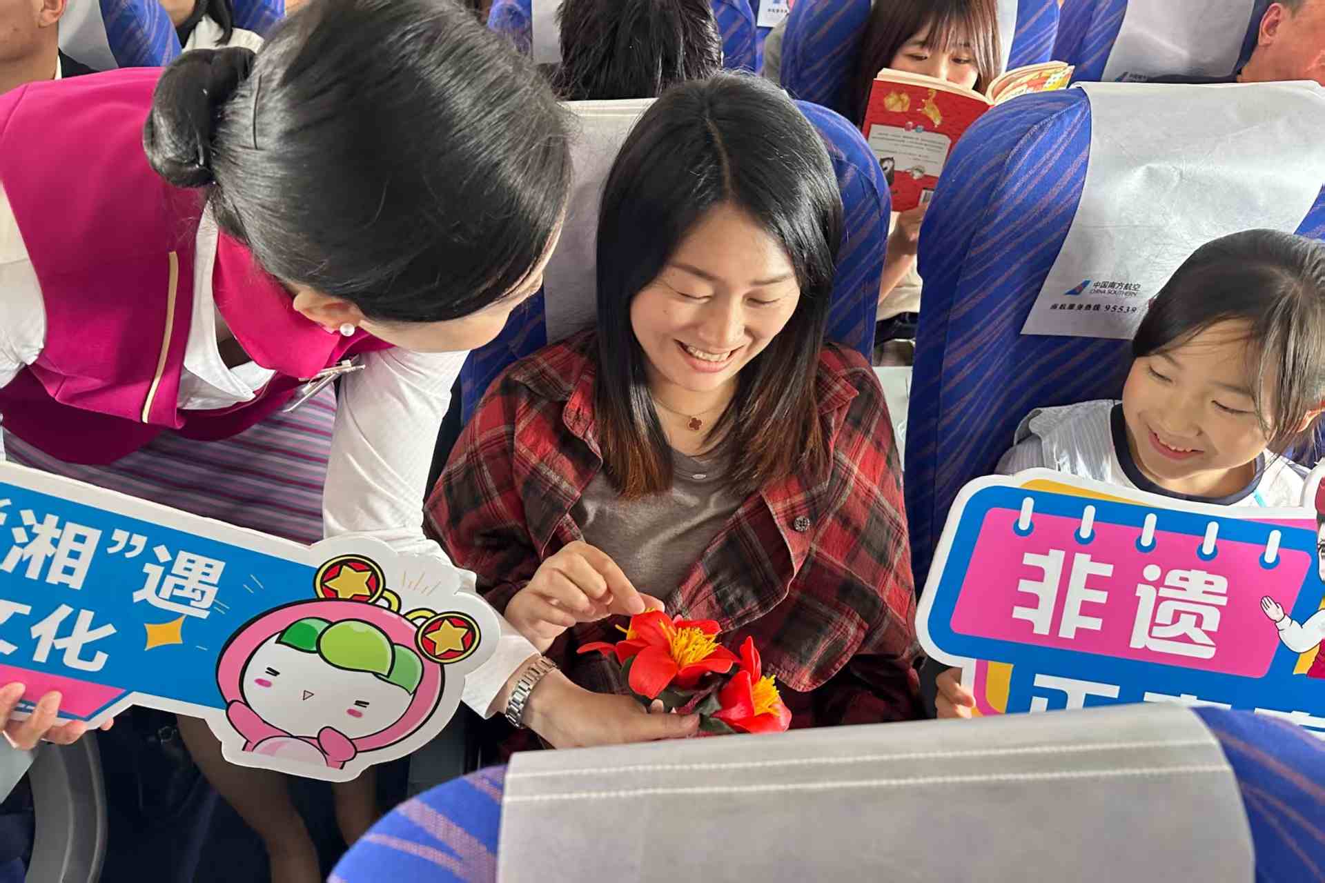 為旅客送上木棉花 單位供圖