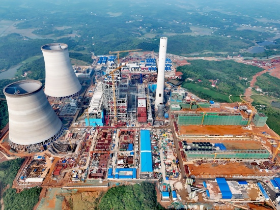 中建五局大唐華銀株洲2×100萬千瓦擴能升級改造項目現場機械轟鳴。受訪單位供圖