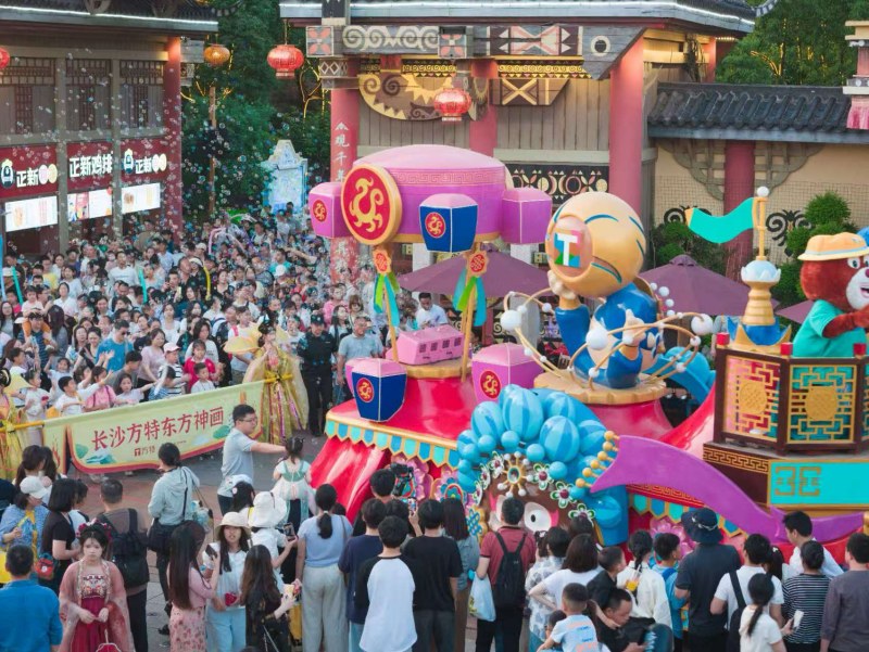 游客在唐风主题活动现场游玩。受访单位供图