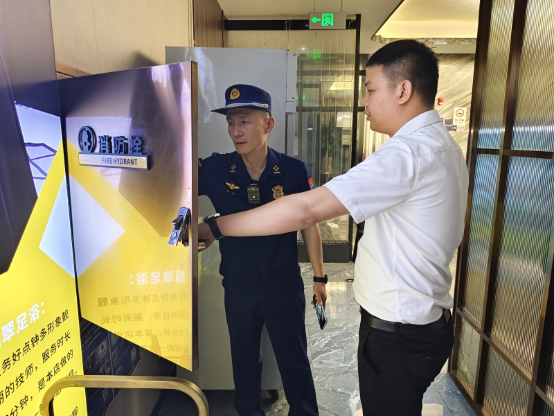 对休闲娱乐等人员密集场所进行夜查（单位供图）