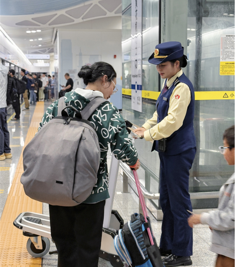 為乘客提供熱心服務。單位供圖