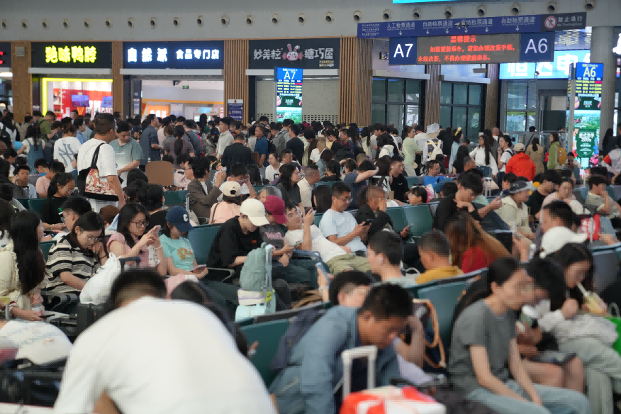 长沙南站候车室人来人往。单位供图