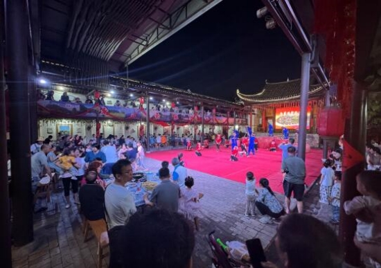 “五一”假期游客盛况。左小林摄