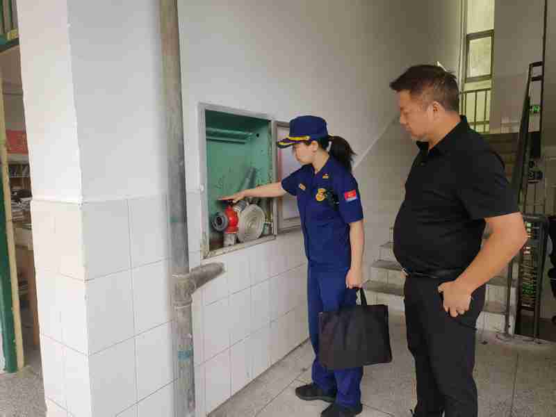 消防监督员对学校医院等场所进行消防安全检查。受访单位供图