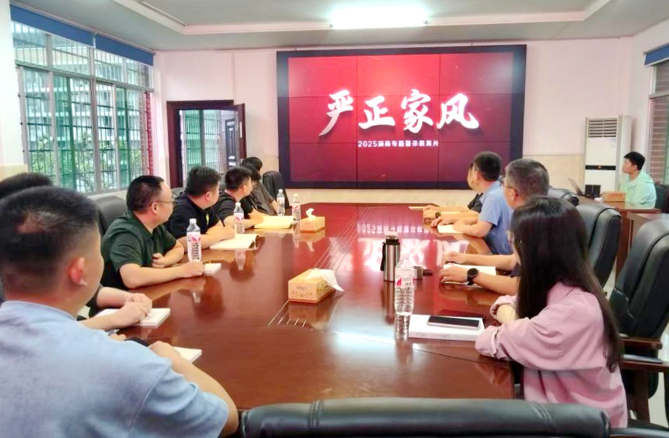 “五四”青年节座谈会上集中观看《严正家风》。仇泽夫 摄