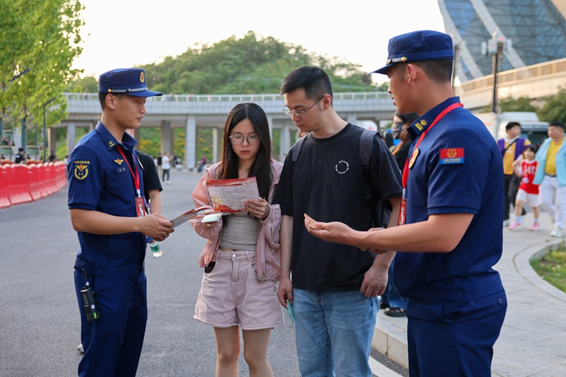 消防员旅发大会明星演唱会现场开展消防宣传（单位供图）