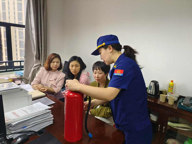 消防宣传员普及消防安全知识，提醒注意消防安全（单位供图）
