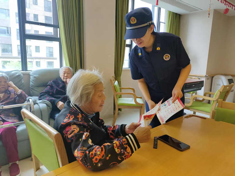 消防宣传员走进养老院帮助老人排查房间电气隐患，讲解消防常识（单位供图）