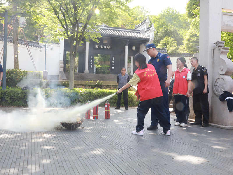 在景区对消防志愿者进行培训，向往来游客讲解疏散逃生知识和灭火器材的使用方法（单位供图）