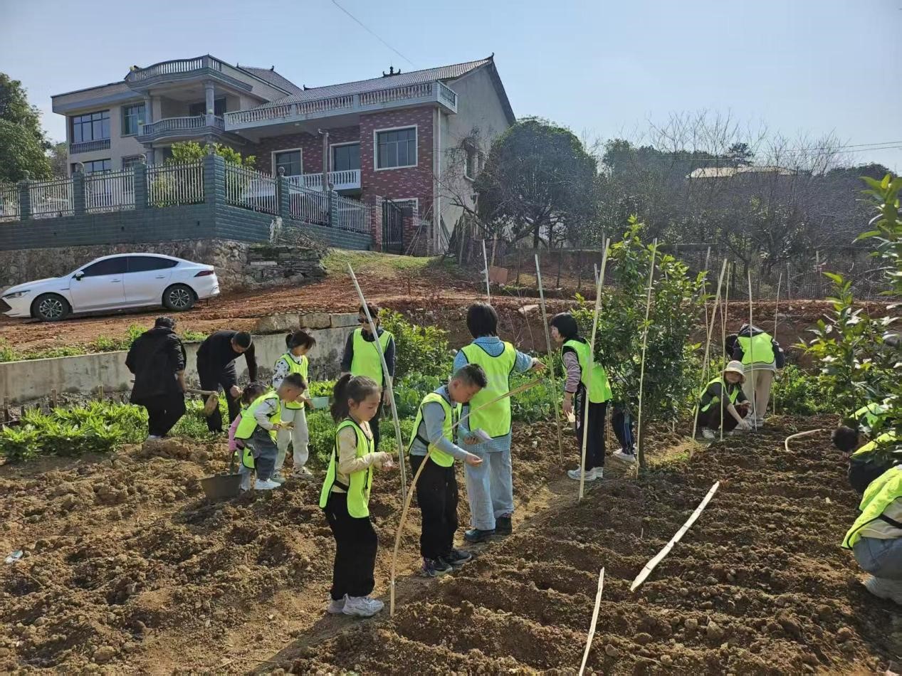 城区游客前来参与农耕文化研学教育。单位供图