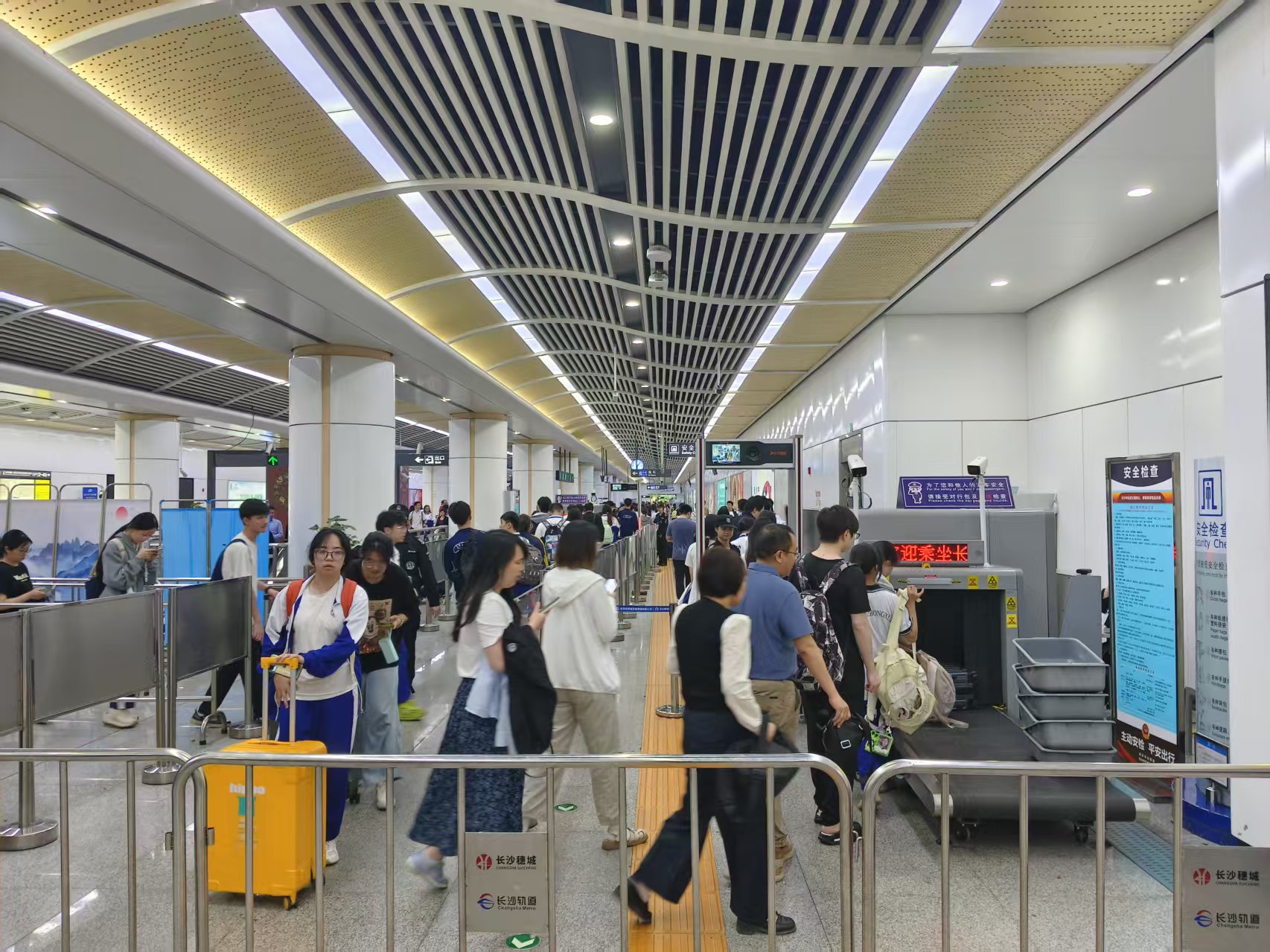 乘客有序入站。單位供圖