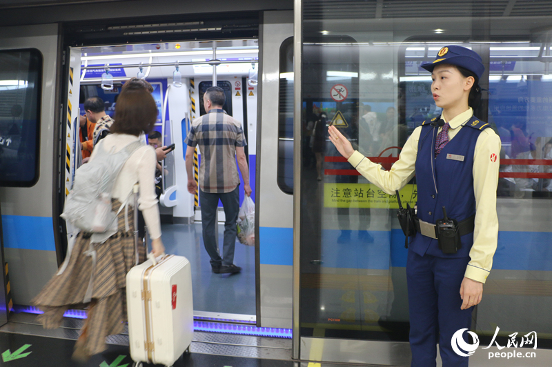 站務員引導乘客有序乘車。人民網記者 劉賓攝