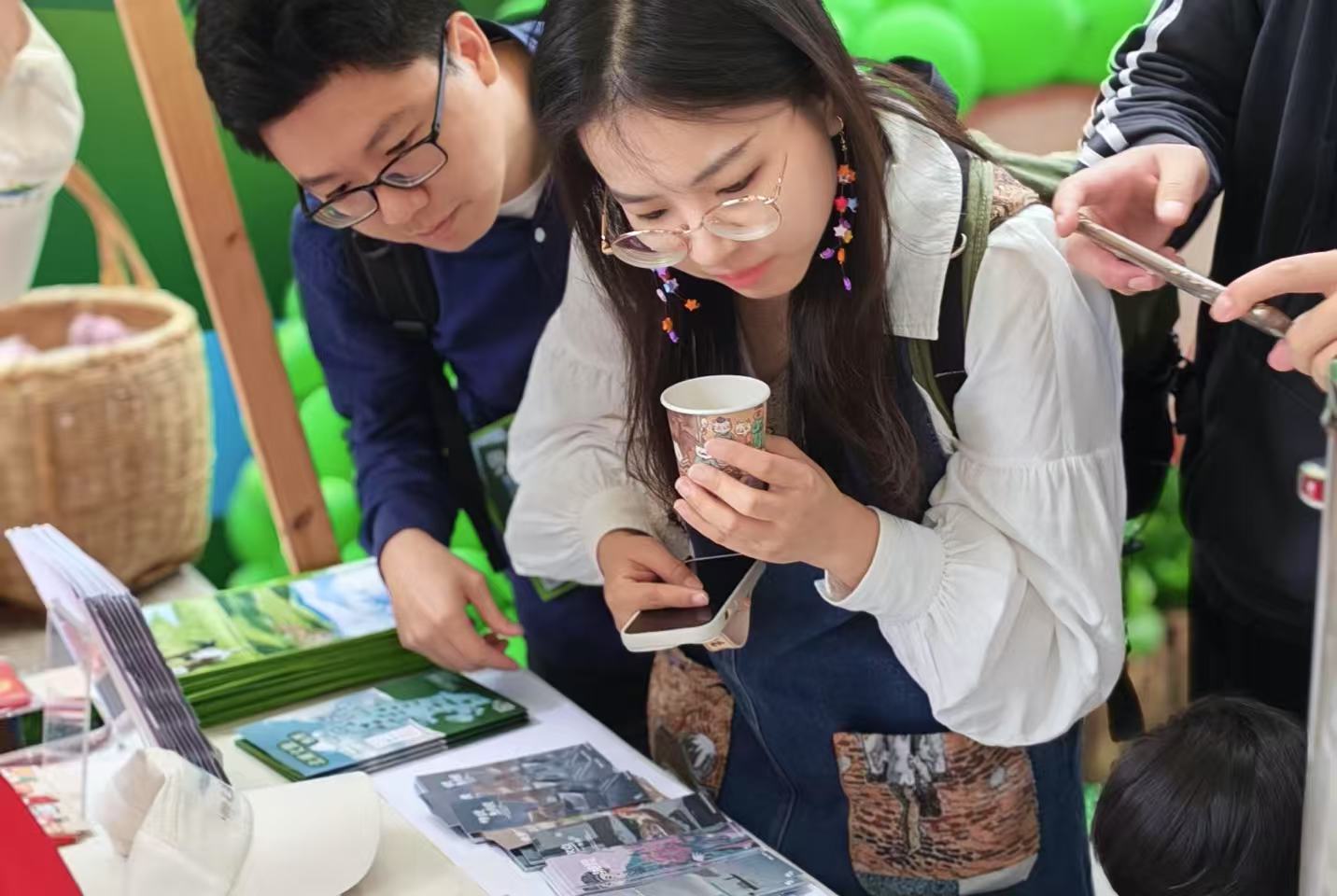 游客打卡郴州文創。受訪單位供圖