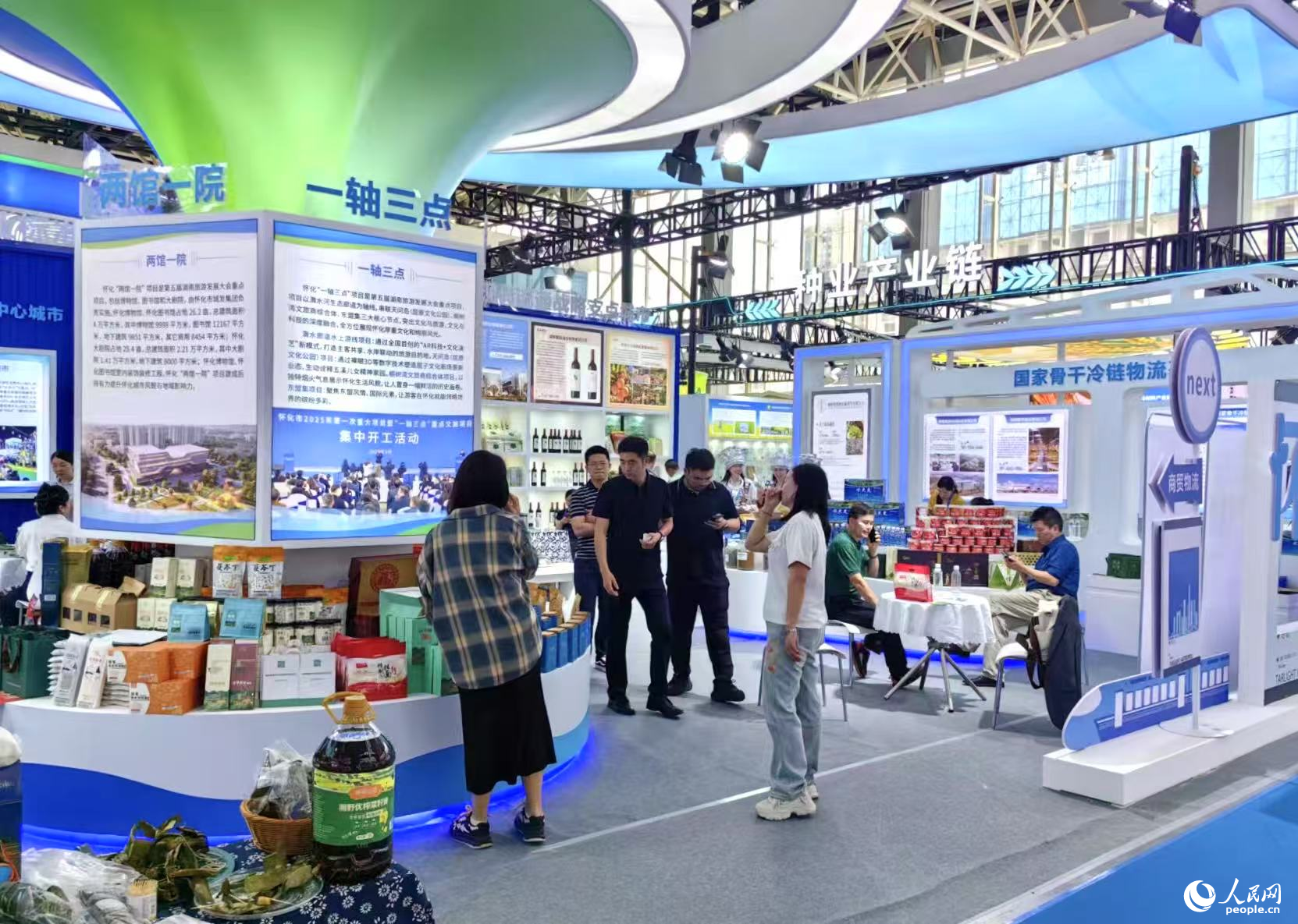 展会现场人潮涌动。人民网 刘汕摄