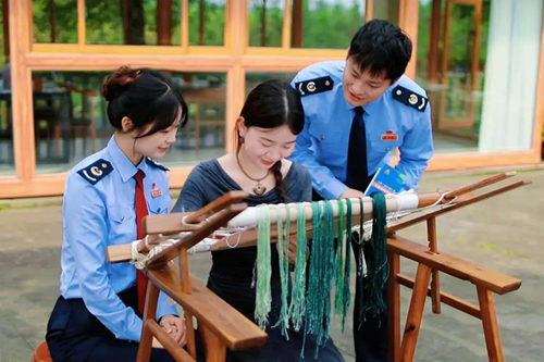 桃源縣稅務人員為文旅公司開展專題輔導，助力桃源刺繡煥發新活力。（單位供圖）
