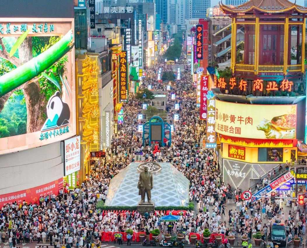 五一商圈人气火爆。石亮 摄