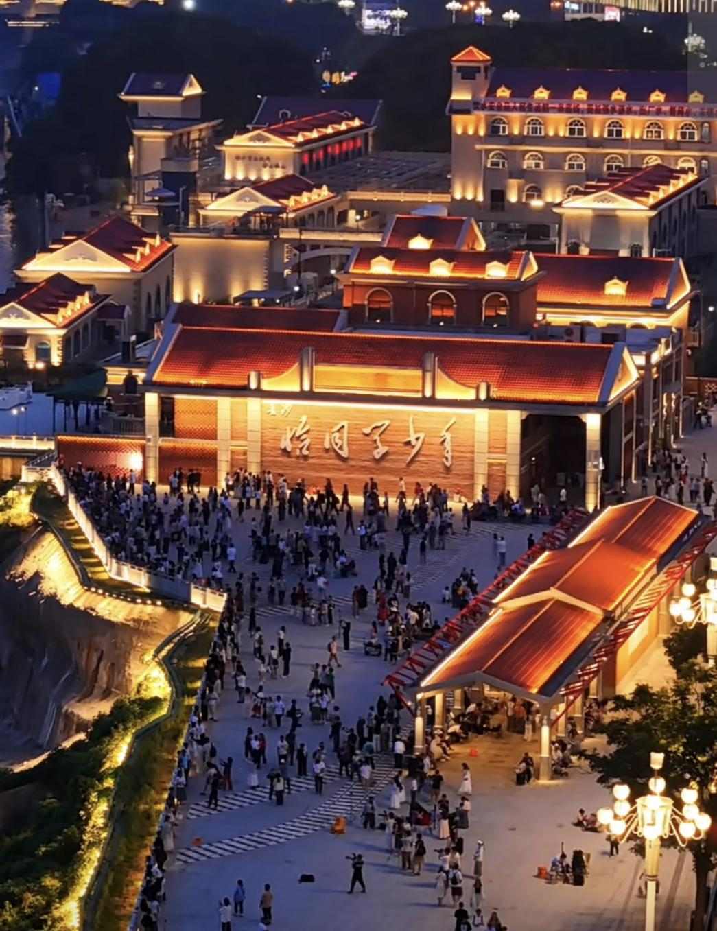 恰同学少年广场夜景氛围感十足。单位供图