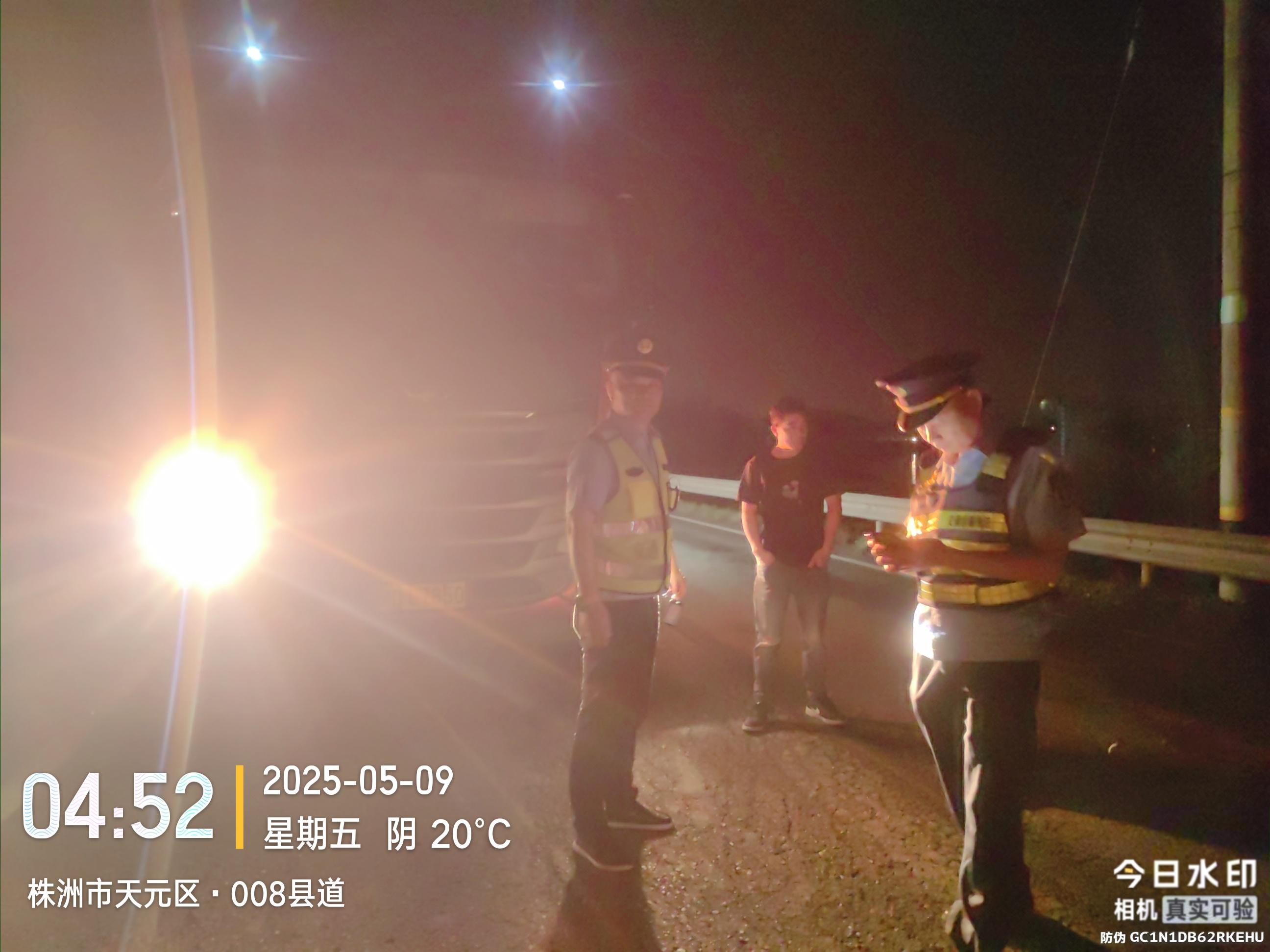 执法人员查获违法超限车辆。单位供图
