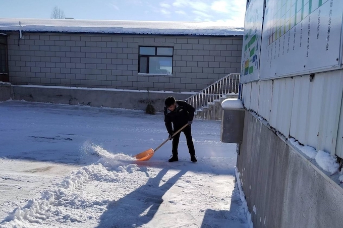 易繼平正在清除積雪。受訪者供圖