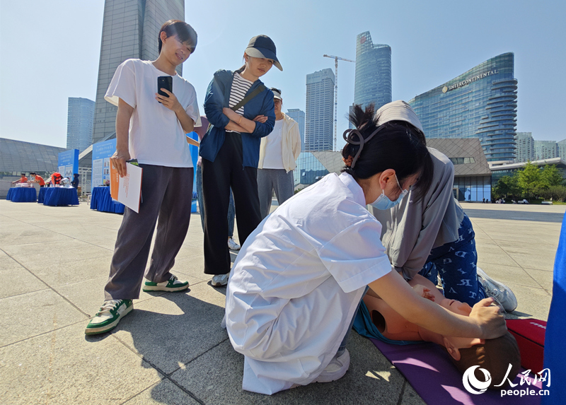 讲解心肺复苏急救操作要点。人民网记者 刘宾摄