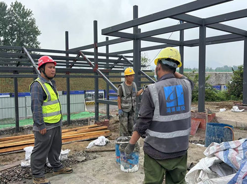 施工员现场沟通钢结构搭建细节。中方县融媒体中心供图