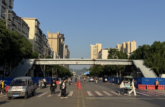 人行天桥施工接近尾声，即将通行。受访单位供图