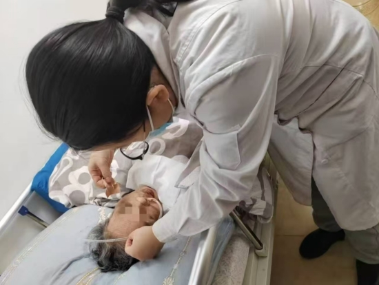 护士上门进行服务。受访单位供图
