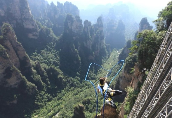 “绝壁天梯 巅峰荡绳”祥源百龙天梯高空极限荡绳挑战活动。吴勇兵摄