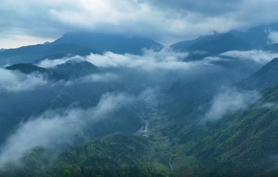 雲霧舜皇山。李修虎攝