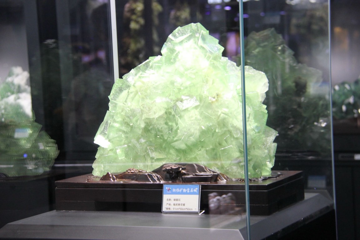 展出的绿萤石。邓依乔摄