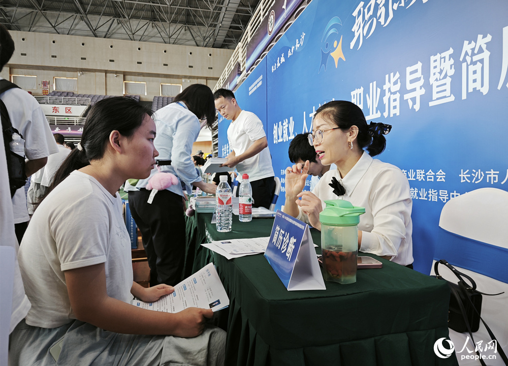 提供简历指导。人民网记者 刘宾摄