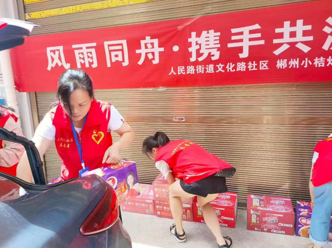 正在进行志愿服务的李海燕（左一）。受访单位供图