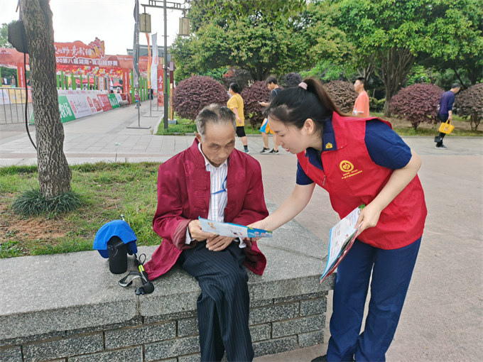 消防宣傳志願者為游客開展日常消防宣傳。受訪單位供圖