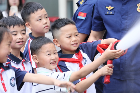 體驗消防水槍。受訪單位供圖