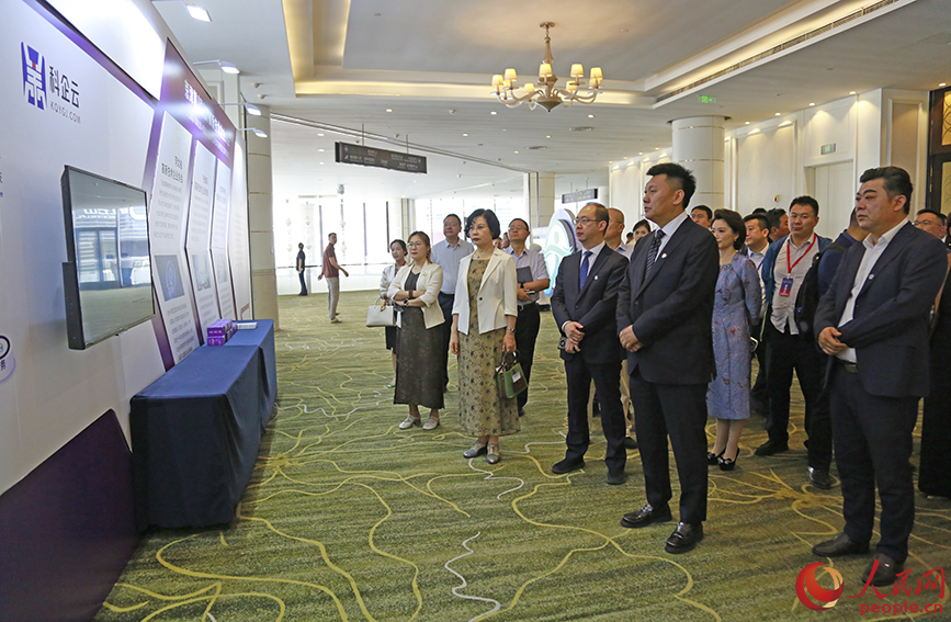 与会嘉宾听取京津冀三地高新技术企业发展情况介绍。人民网记者 崔新耀摄