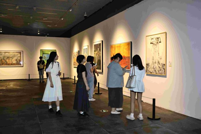 作品展吸引观众驻足观看。谢语欣摄