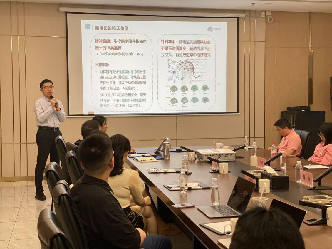 长沙思维解码科技有限公司代表作现场推介。人民网记者 向宇摄