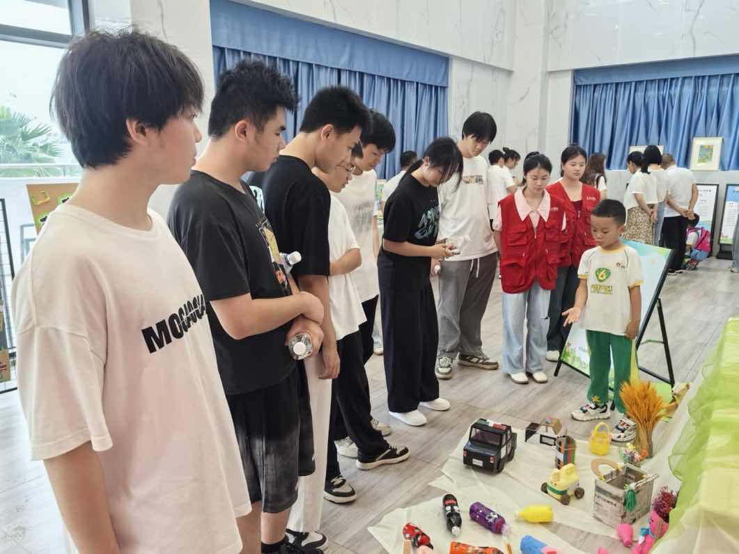 环保DIY手工作品吸引了观众们驻足观看。长沙市生态环境局长沙县分局（环委办）供图