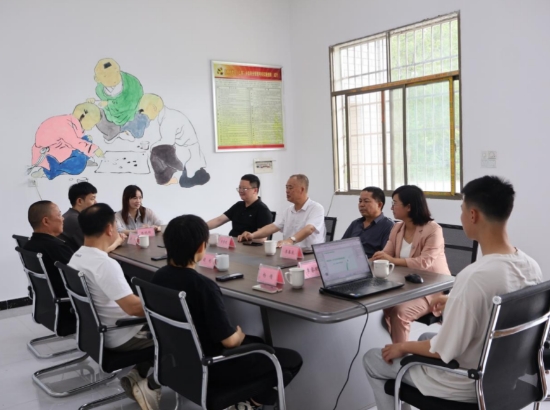 李睿明向果園鎮政府及三一職院老師匯報創業項目進展。受訪單位供圖