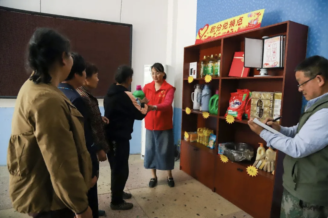 在积分兑换点，居民们用积分兑换奖品。单位供图