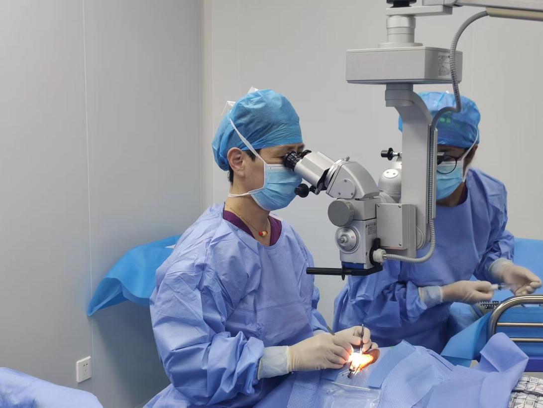 愛爾眼科醫院集團青藏片區總院長楊玲為果洛州患者施行白內障手術。受訪企業供圖