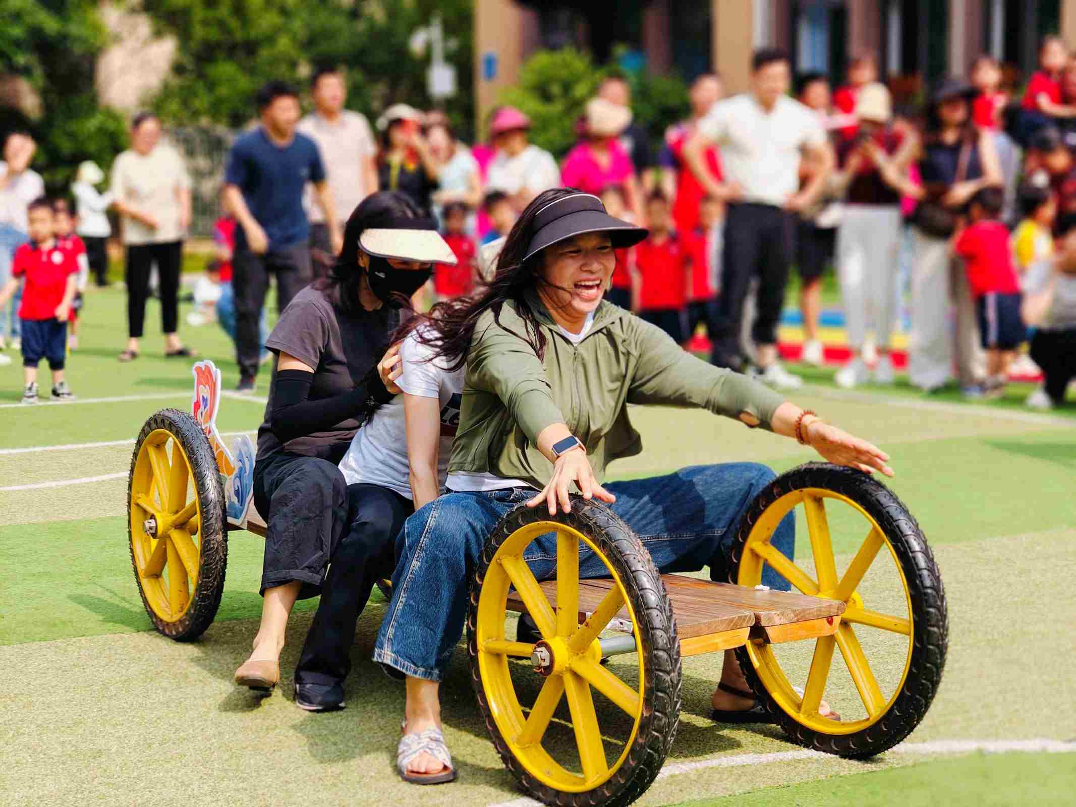 家长“赛龙舟”（单位供图）
