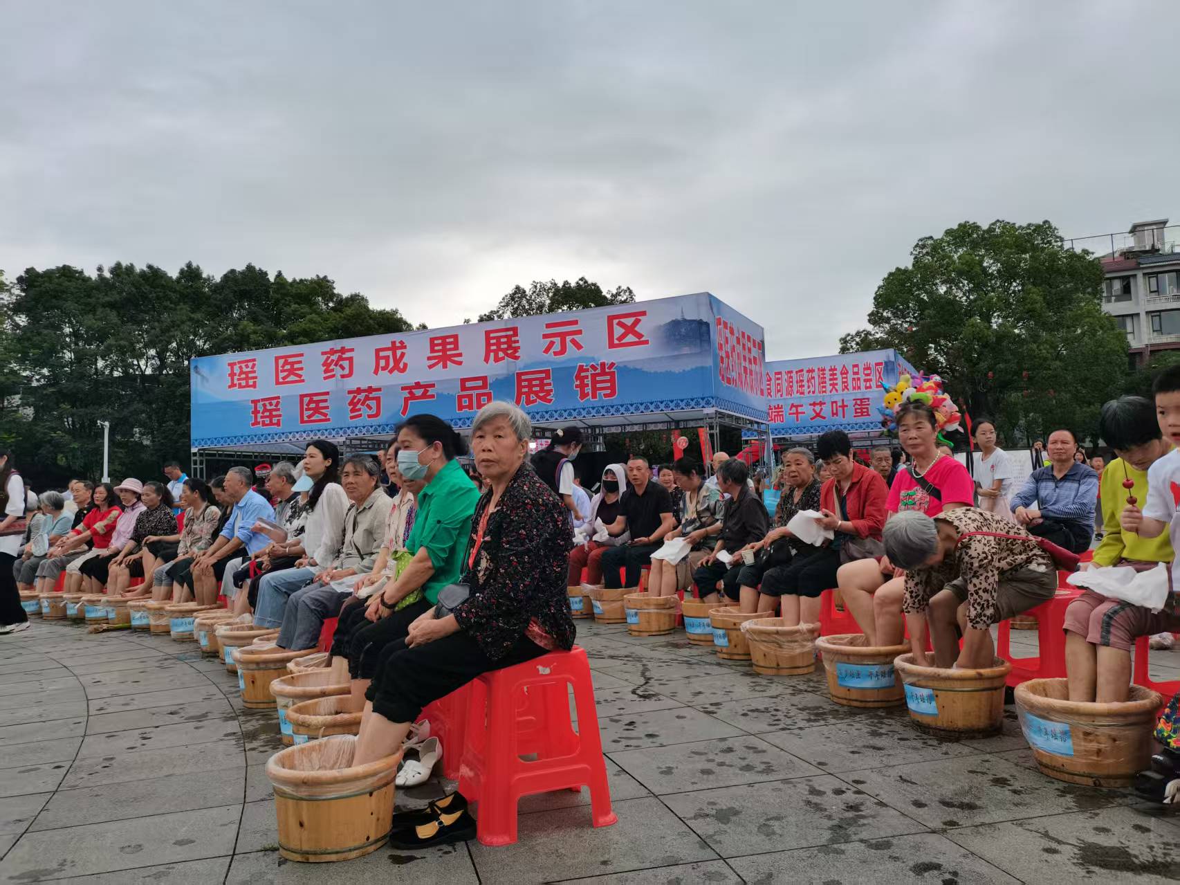 现场百人用浴足粉药包泡足浴。杨阳摄