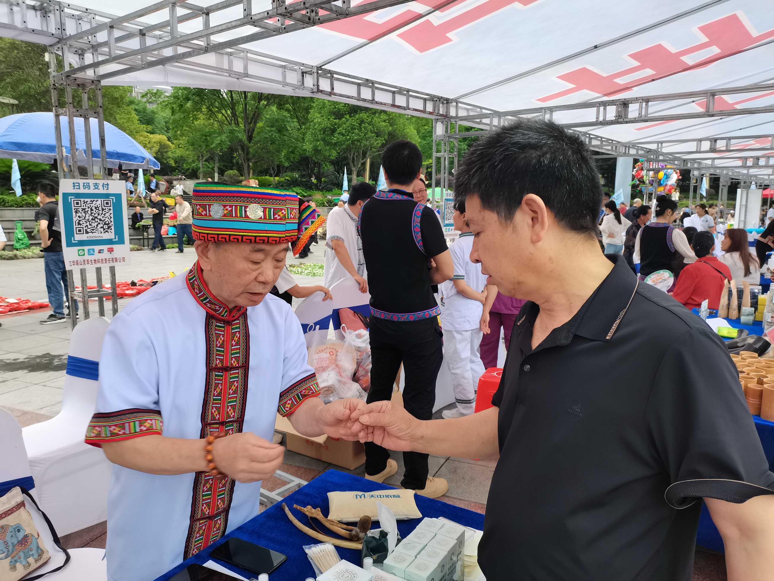 江华县中医医院特聘瑶医专家蒋运扬为群众义诊。杨阳摄
